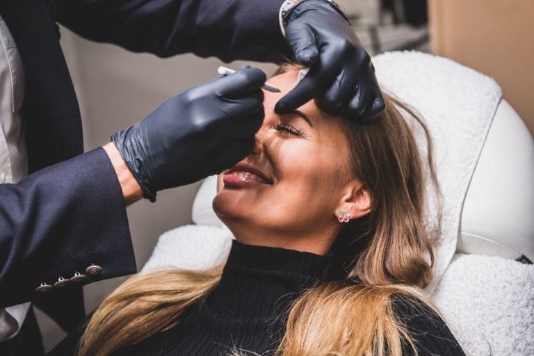 Tjej får en behandling med 3D Microblading utförd av en certifierad behandlare på MyBeauty Clinic