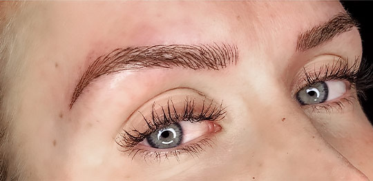 Resultatet efter en behandling med 3D Microblading för ögonbryn