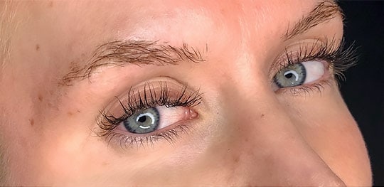 Före en behandling med 3D Microblading för ögonbryn