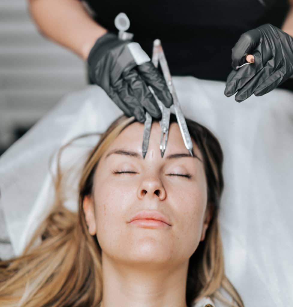 Utbildningsledare Dejana Vasic visar upp verktyg och instrument som används vid 3D Microblading och Kosmetiska tatueringar