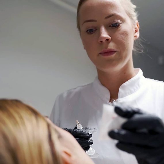 Karin Johansson behandlar dubbelhaka med belkyra på MyBeauty Clinic i Göteborg.