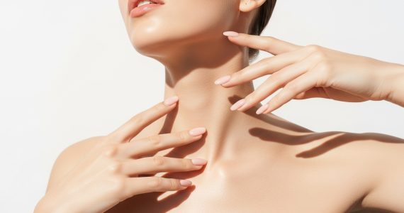 Et close-up beauty-bilde i studio av en Profhilo-behandling på hender og hals