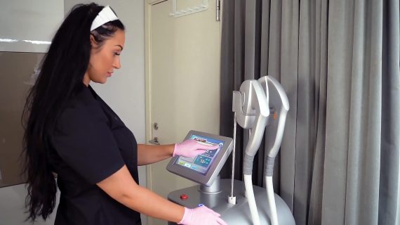Dejana Vasic ställer in en maskinen som används vid en IPL Laserbehandling på MyBeauty Clinic.