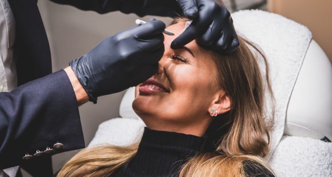 Tjej får en behandling med 3D Microblading utförd av en certifierad behandlare på MyBeauty Clinic